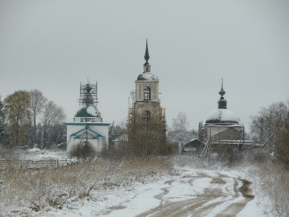  - церковь во имя Рождества Христова, справа - Покровская церковь.