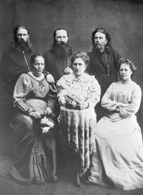 Слева направо - Аркадий, Николай, Иван Родимовы, (в центре) Глафира Михайловна, супруга протоиерея Николая